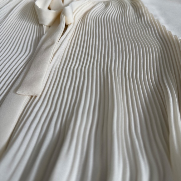 Lauren Ralph Lauren Pleated Tie-Neck Blouse • Size M • Ivory - Picture 8 of 9